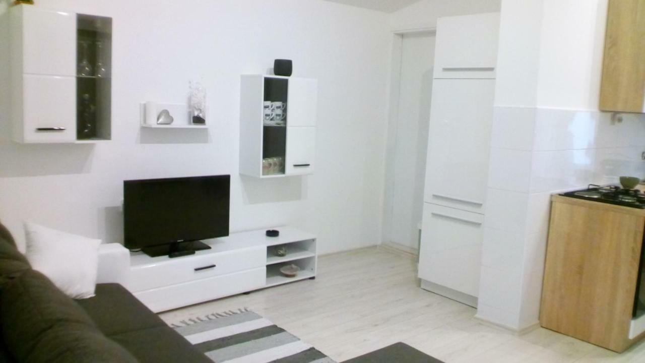 Apartment Roko Vir Bagian luar foto