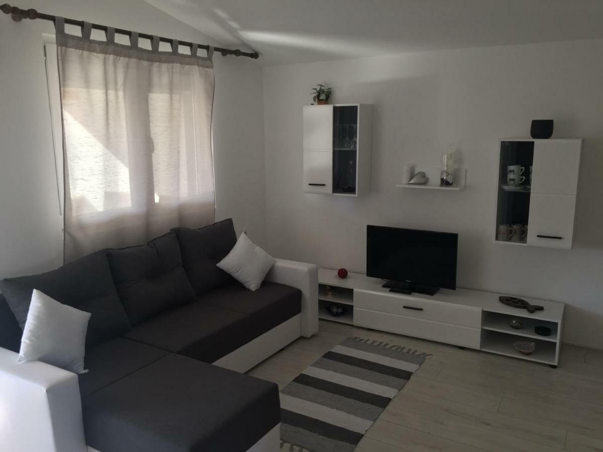 Apartment Roko Vir Bagian luar foto